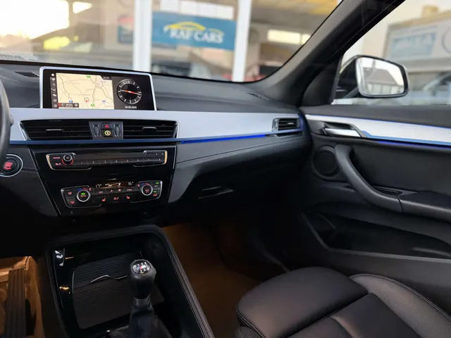 BMW X1 2020 vor dem Showroom von Raf Cars in Ninove-Outer, Foto 20