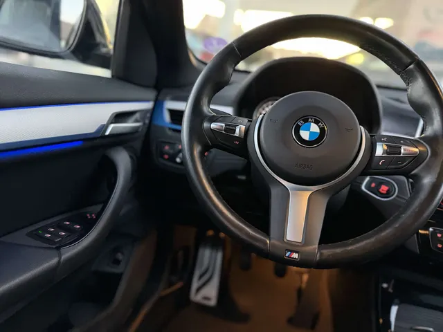 BMW X1 2020 vor dem Showroom von Raf Cars in Ninove-Outer, Foto 21