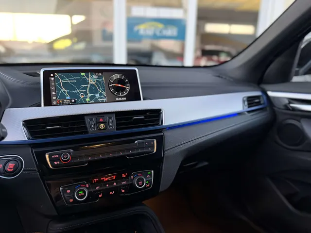 BMW X1 2020 vor dem Showroom von Raf Cars in Ninove-Outer, Foto 23