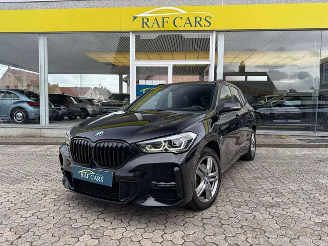 BMW X1 2022 op de klinkers voor de showroom van Raf Cars in Ninove-Outer