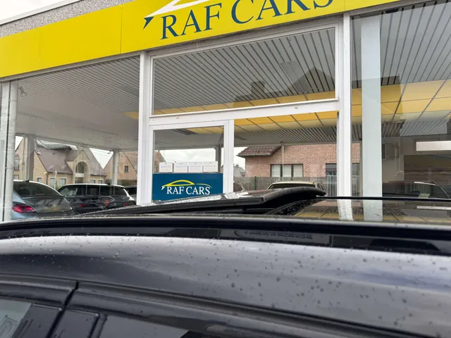 BMW X1 2022 op de klinkers voor de showroom van Raf Cars in Ninove-Outer, foto 11