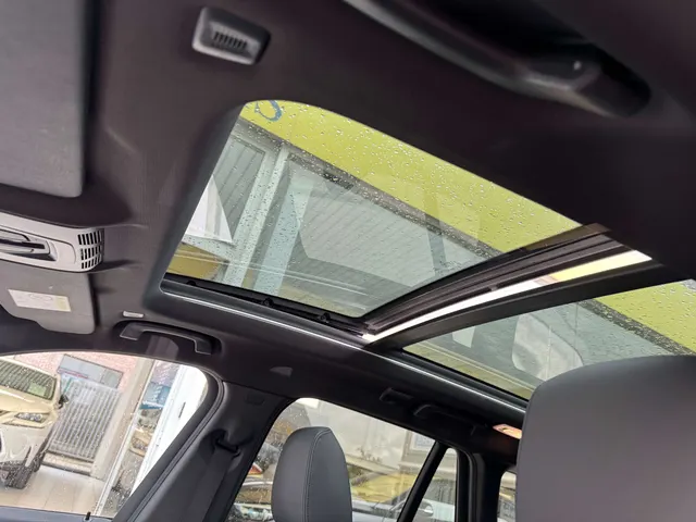 BMW X1 2022 op de klinkers voor de showroom van Raf Cars in Ninove-Outer, foto 12