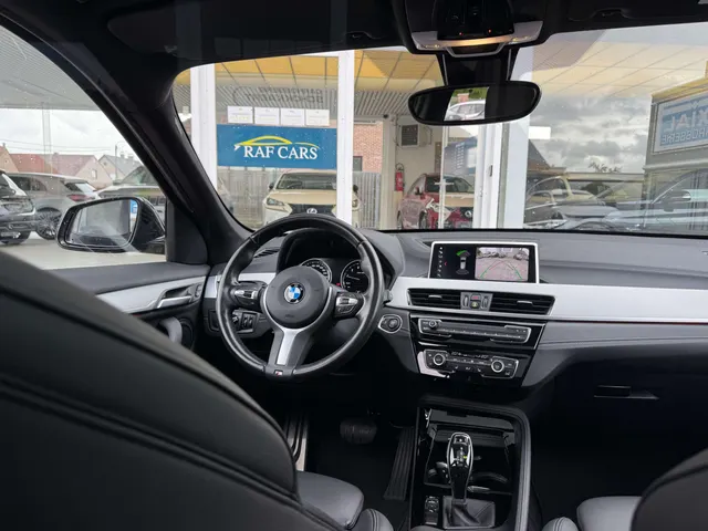 BMW X1 2022 op de klinkers voor de showroom van Raf Cars in Ninove-Outer, foto 13