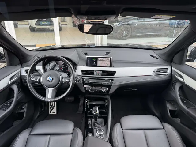 BMW X1 2022 op de klinkers voor de showroom van Raf Cars in Ninove-Outer, foto 14