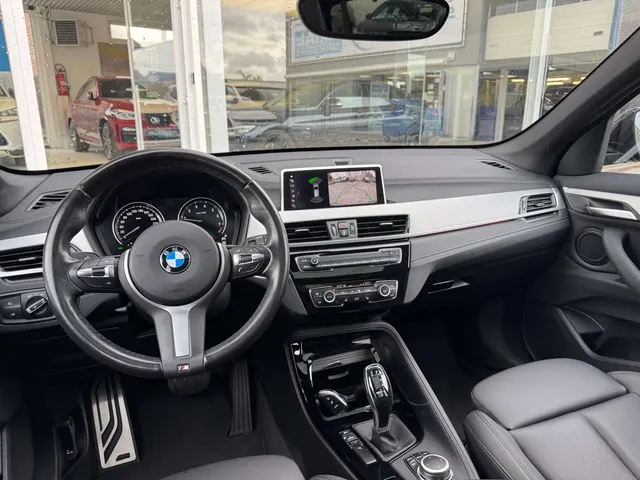 BMW X1 2022 op de klinkers voor de showroom van Raf Cars in Ninove-Outer, foto 15