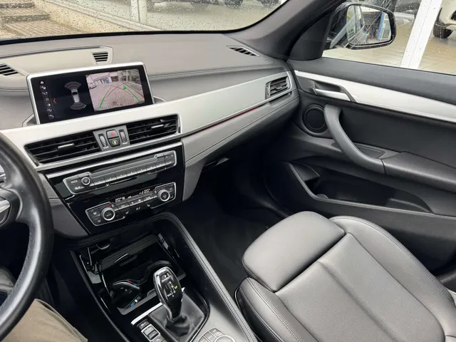 BMW X1 2022 op de klinkers voor de showroom van Raf Cars in Ninove-Outer, foto 17