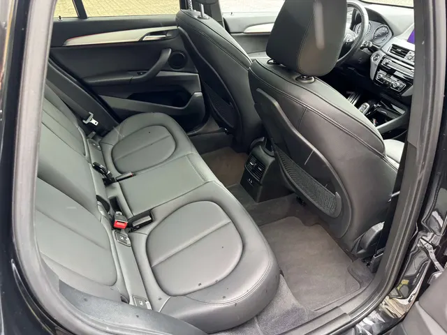 BMW X1 2022 op de klinkers voor de showroom van Raf Cars in Ninove-Outer, foto 18