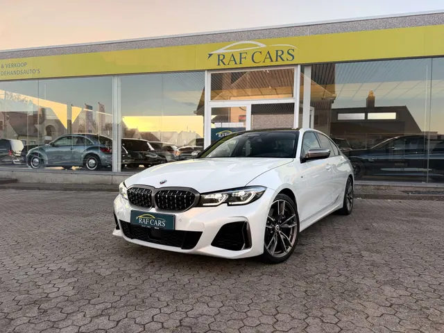 BMW 340 2022 op de klinkers voor de showroom van Raf Cars in Ninove-Outer