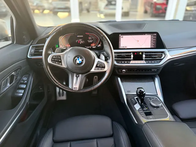 BMW 340 2022 op de klinkers voor de showroom van Raf Cars in Ninove-Outer, foto 17