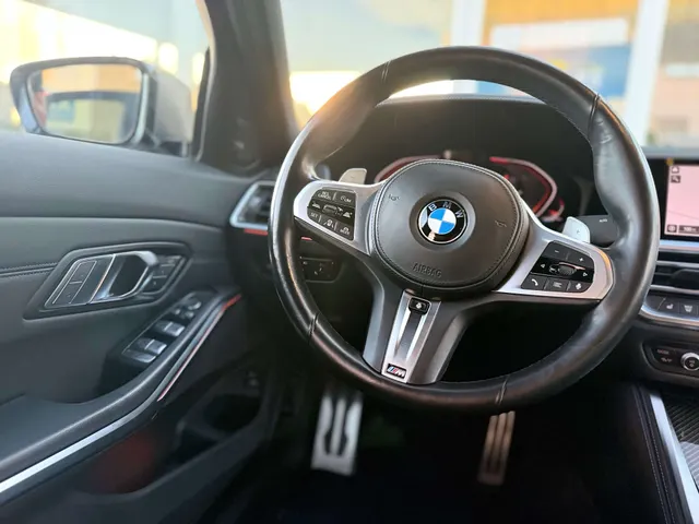 BMW 340 2022 op de klinkers voor de showroom van Raf Cars in Ninove-Outer, foto 23