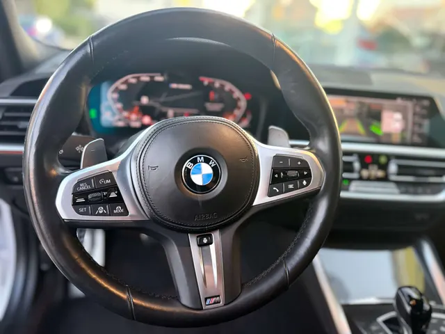 BMW 340 2022 op de klinkers voor de showroom van Raf Cars in Ninove-Outer, foto 26