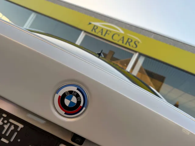 BMW 340 2022 op de klinkers voor de showroom van Raf Cars in Ninove-Outer, foto 28