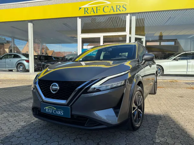 Nissan Qashqai 2022 op de klinkers voor de showroom van Raf Cars in Ninove-Outer