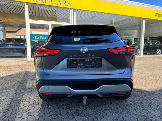 Nissan Qashqai 2022 op de klinkers voor de showroom van Raf Cars in Ninove-Outer, foto 10