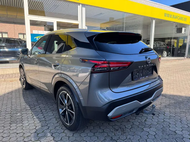 Nissan Qashqai 2022 op de klinkers voor de showroom van Raf Cars in Ninove-Outer, foto 11