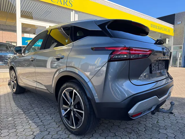 Nissan Qashqai 2022 op de klinkers voor de showroom van Raf Cars in Ninove-Outer, foto 12