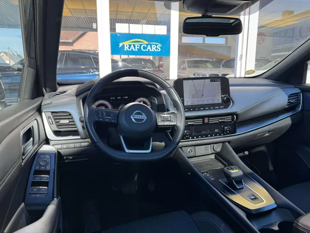 Nissan Qashqai 2022 op de klinkers voor de showroom van Raf Cars in Ninove-Outer, foto 13