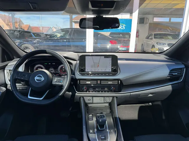 Nissan Qashqai 2022 op de klinkers voor de showroom van Raf Cars in Ninove-Outer, foto 14