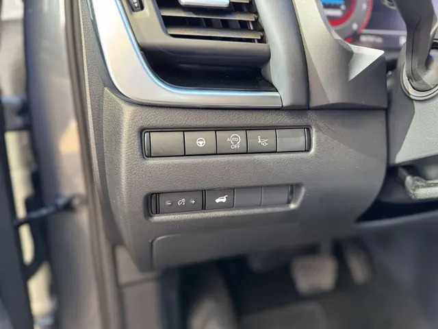 Nissan Qashqai 2022 op de klinkers voor de showroom van Raf Cars in Ninove-Outer, foto 18