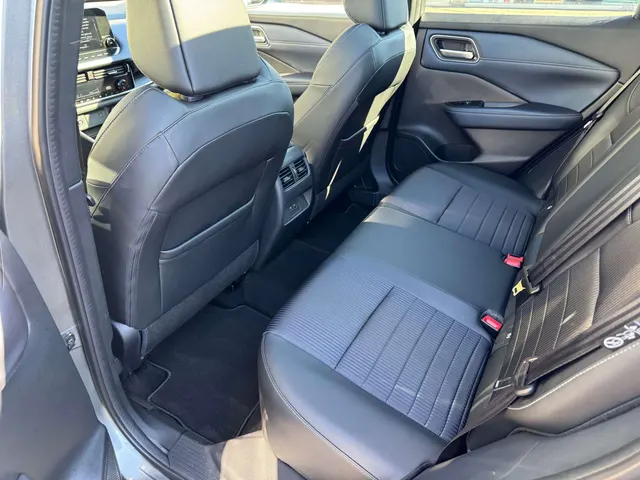 Nissan Qashqai 2022 op de klinkers voor de showroom van Raf Cars in Ninove-Outer, foto 19