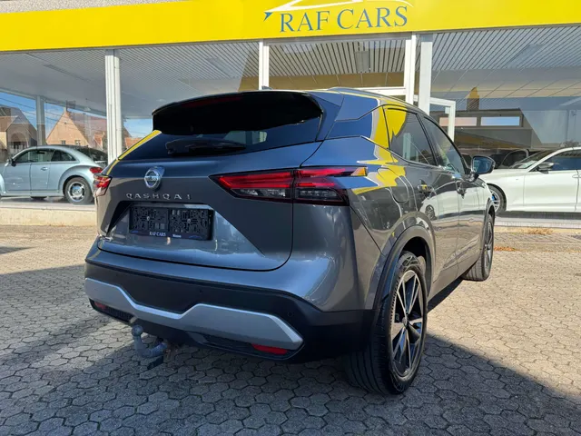 Nissan Qashqai 2022 op de klinkers voor de showroom van Raf Cars in Ninove-Outer, foto 9