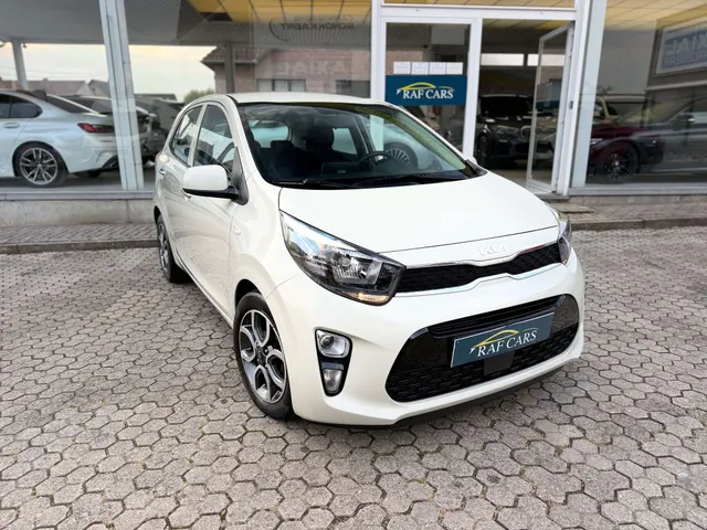 Kia Picanto 2021 op de klinkers voor de showroom van Raf Cars in Ninove-Outer, foto 10
