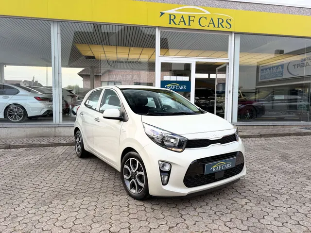 Kia Picanto 2021 op de klinkers voor de showroom van Raf Cars in Ninove-Outer, foto 11