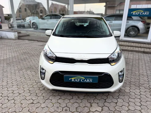 Kia Picanto 2021 op de klinkers voor de showroom van Raf Cars in Ninove-Outer, foto 12
