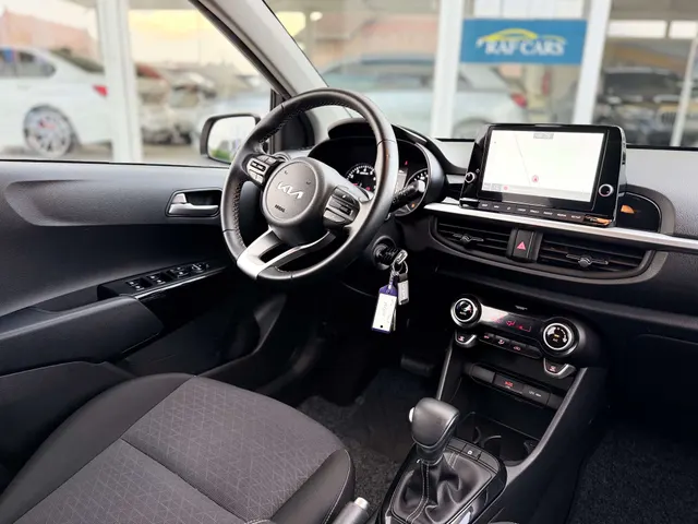 Kia Picanto 2021 op de klinkers voor de showroom van Raf Cars in Ninove-Outer, foto 13