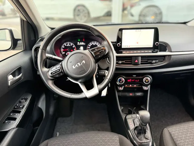 Kia Picanto 2021 op de klinkers voor de showroom van Raf Cars in Ninove-Outer, foto 14