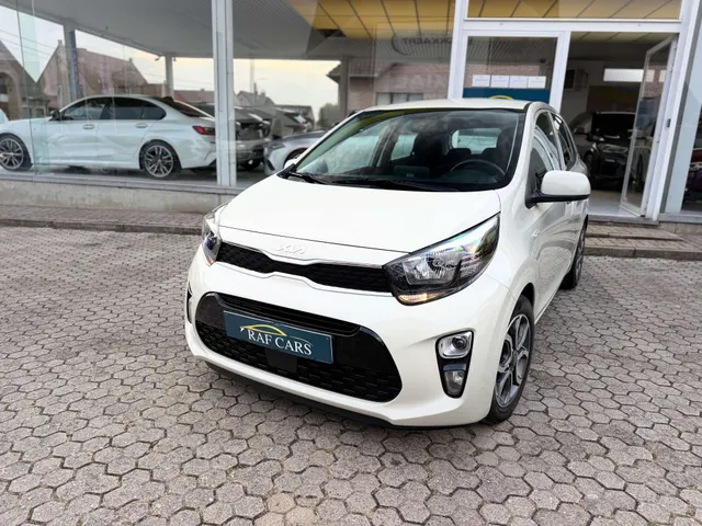 Kia Picanto 2021 op de klinkers voor de showroom van Raf Cars in Ninove-Outer, foto 2