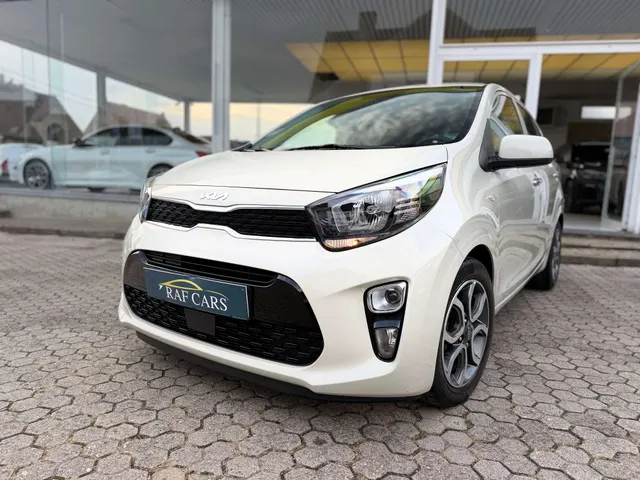 Kia Picanto 2021 op de klinkers voor de showroom van Raf Cars in Ninove-Outer, foto 3