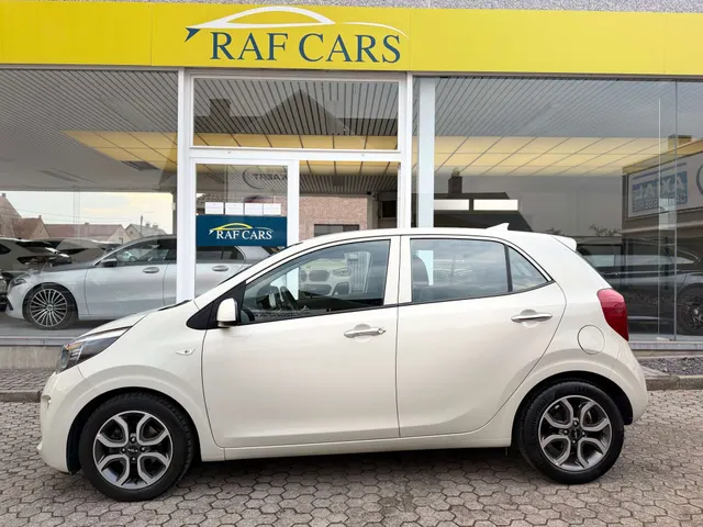 Kia Picanto 2021 op de klinkers voor de showroom van Raf Cars in Ninove-Outer, foto 4
