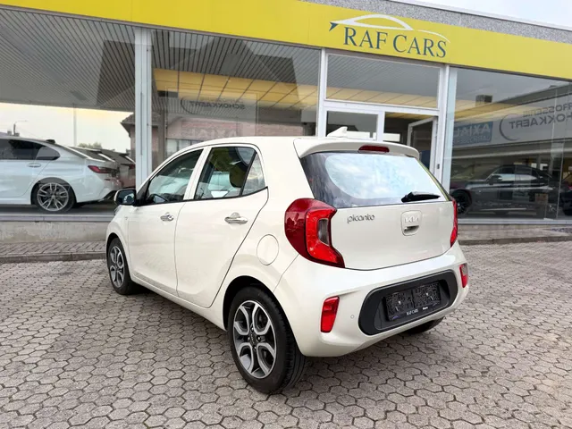 Kia Picanto 2021 op de klinkers voor de showroom van Raf Cars in Ninove-Outer, foto 5