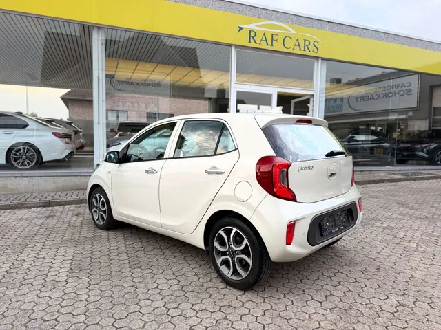 Kia Picanto 2021 op de klinkers voor de showroom van Raf Cars in Ninove-Outer, foto 6
