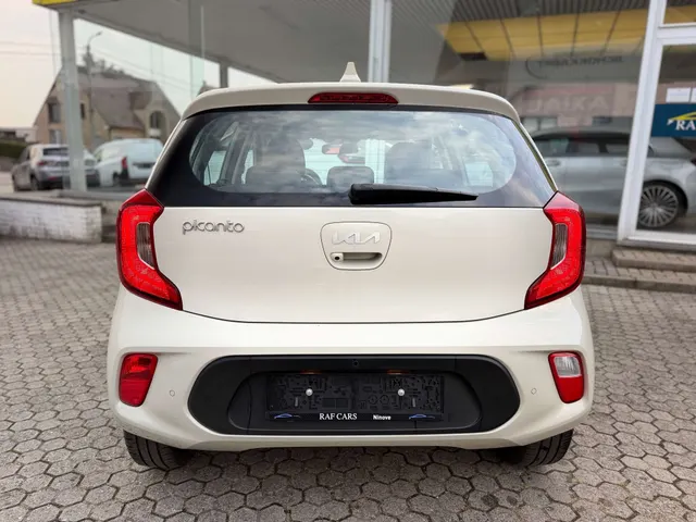 Kia Picanto 2021 op de klinkers voor de showroom van Raf Cars in Ninove-Outer, foto 7