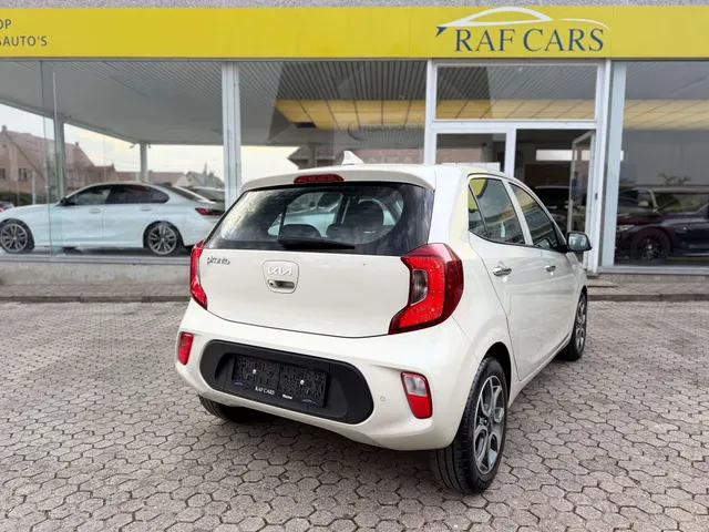 Kia Picanto 2021 op de klinkers voor de showroom van Raf Cars in Ninove-Outer, foto 8