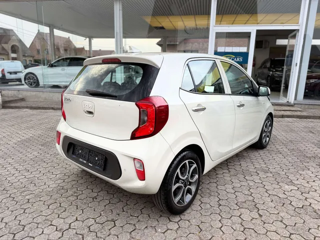 Kia Picanto 2021 op de klinkers voor de showroom van Raf Cars in Ninove-Outer, foto 9