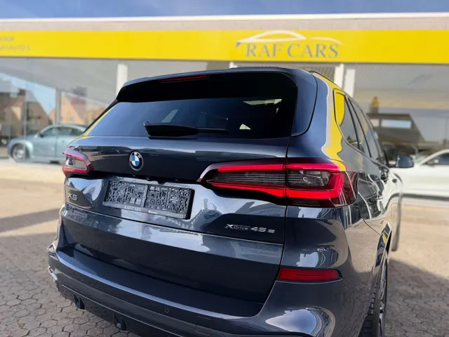 BMW X5 2020 op de klinkers voor de showroom van Raf Cars in Ninove-Outer, foto 10