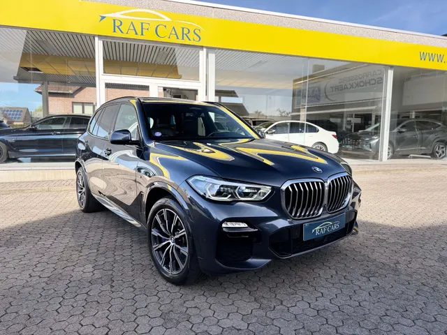 BMW X5 2020 op de klinkers voor de showroom van Raf Cars in Ninove-Outer, foto 11