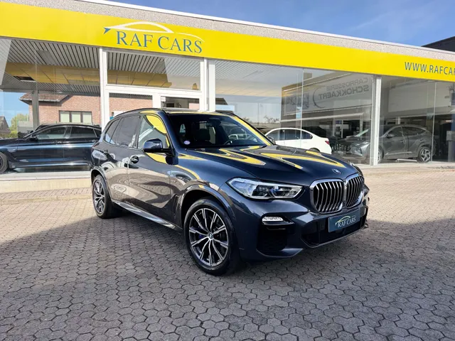 BMW X5 2020 op de klinkers voor de showroom van Raf Cars in Ninove-Outer, foto 12