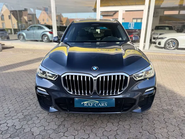 BMW X5 2020 op de klinkers voor de showroom van Raf Cars in Ninove-Outer, foto 13