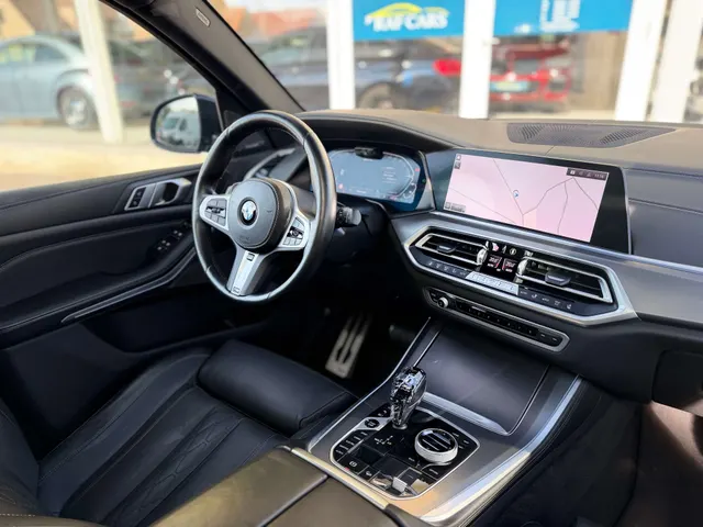 BMW X5 2020 op de klinkers voor de showroom van Raf Cars in Ninove-Outer, foto 14