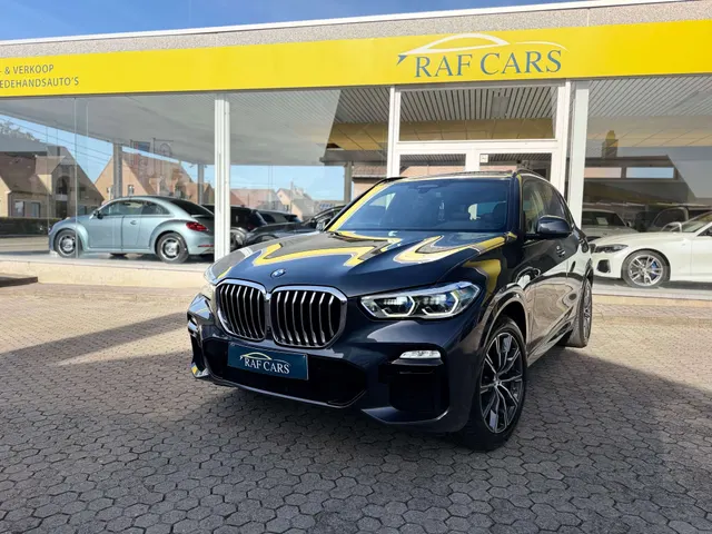 BMW X5 2020 op de klinkers voor de showroom van Raf Cars in Ninove-Outer, foto 2
