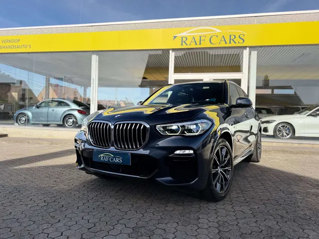 BMW X5 2020 op de klinkers voor de showroom van Raf Cars in Ninove-Outer, foto 3