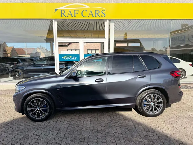 BMW X5 2020 op de klinkers voor de showroom van Raf Cars in Ninove-Outer, foto 4