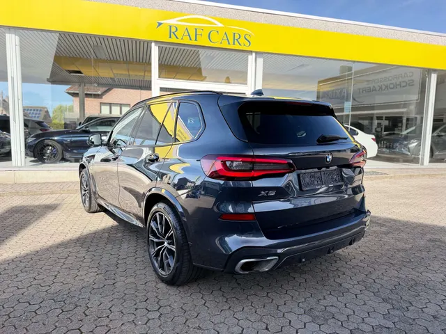 BMW X5 2020 op de klinkers voor de showroom van Raf Cars in Ninove-Outer, foto 5