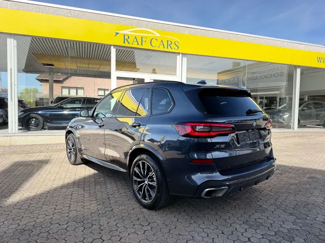 BMW X5 2020 op de klinkers voor de showroom van Raf Cars in Ninove-Outer, foto 6