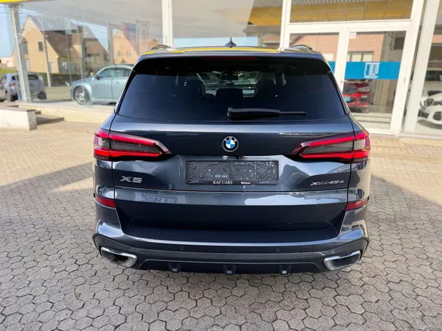 BMW X5 2020 op de klinkers voor de showroom van Raf Cars in Ninove-Outer, foto 7