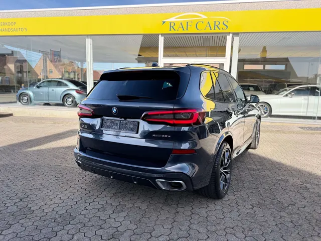 BMW X5 2020 op de klinkers voor de showroom van Raf Cars in Ninove-Outer, foto 8